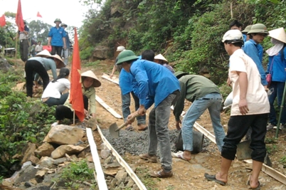 ĐVTN và bà con nhân dân tham gia đổ bê tông đường đèo Nàng Tiên
